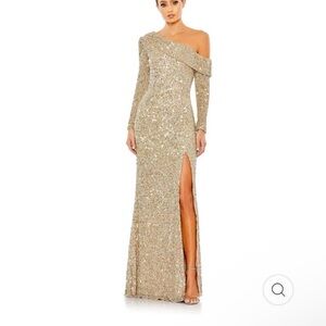 NWT Mac Duggal 5449 Sequined Draped Gown 3/4 Sleeve with Slit
Size 4